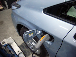 充電の様子　単相１００Ｖでも２００Ｖでも充電可能。充電口は左前フェンダーに、ガソリン給油口は左後ろフェンダーに有る.jpg
